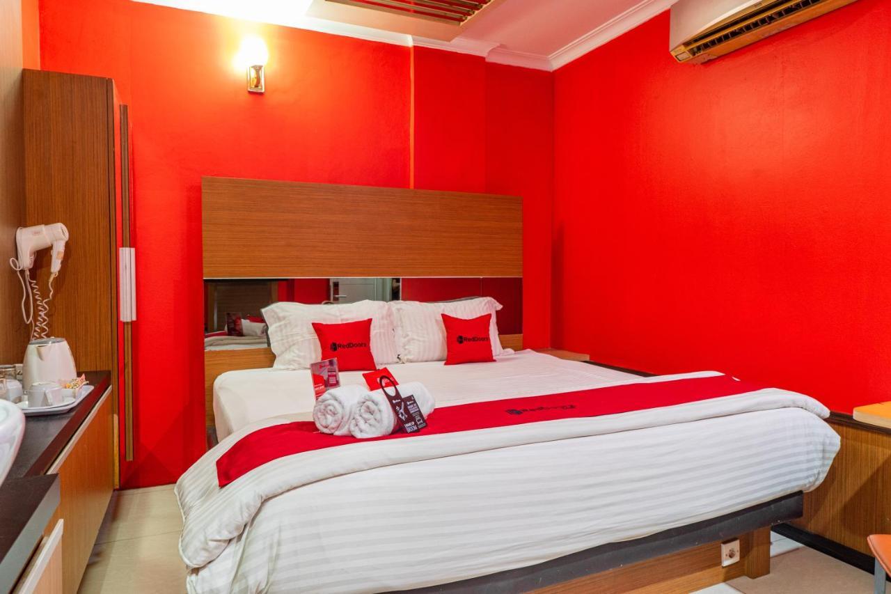 เรดดอร์ซ พลัส เนียร์ แชดสโตน มอลล์ Hotel เบกาซิ ภายนอก รูปภาพ