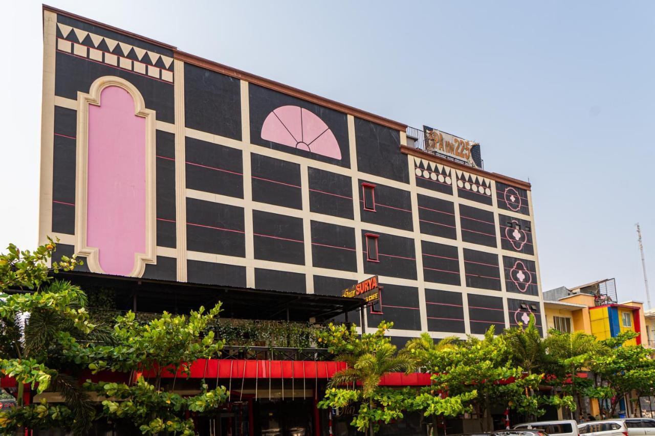 เรดดอร์ซ พลัส เนียร์ แชดสโตน มอลล์ Hotel เบกาซิ ภายนอก รูปภาพ