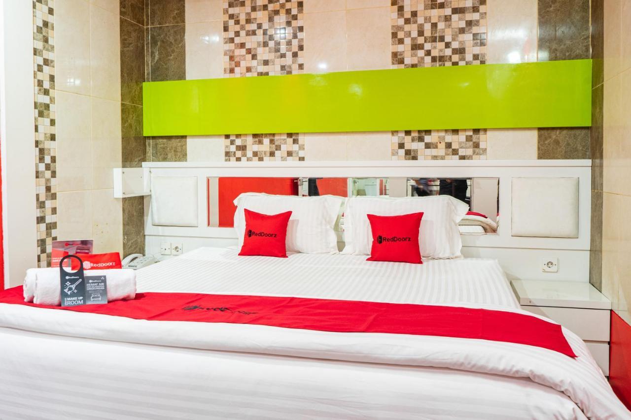 เรดดอร์ซ พลัส เนียร์ แชดสโตน มอลล์ Hotel เบกาซิ ภายนอก รูปภาพ